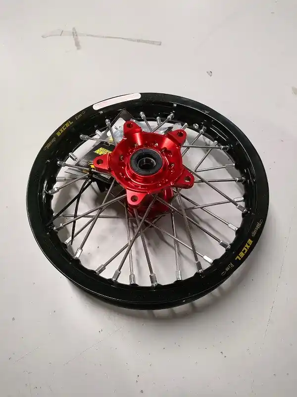 REX WHEELS (EXCEL) KOMPLETNE KOŁO TYLNE/TYLNIE 12 CALI 12 X 1,60 (OBRĘCZ EXCEL) KTM SX 65 ‘16- HUSQVARNA TC65 ‘17- CZARNA OBRĘCZ / SREBRNE SZPRYCHY / CZERWONA PIASTA (NA ZAMÓWIENIE) Ograniczona ilość